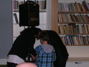 Sarsak skriver en av sine viktigste autografer.