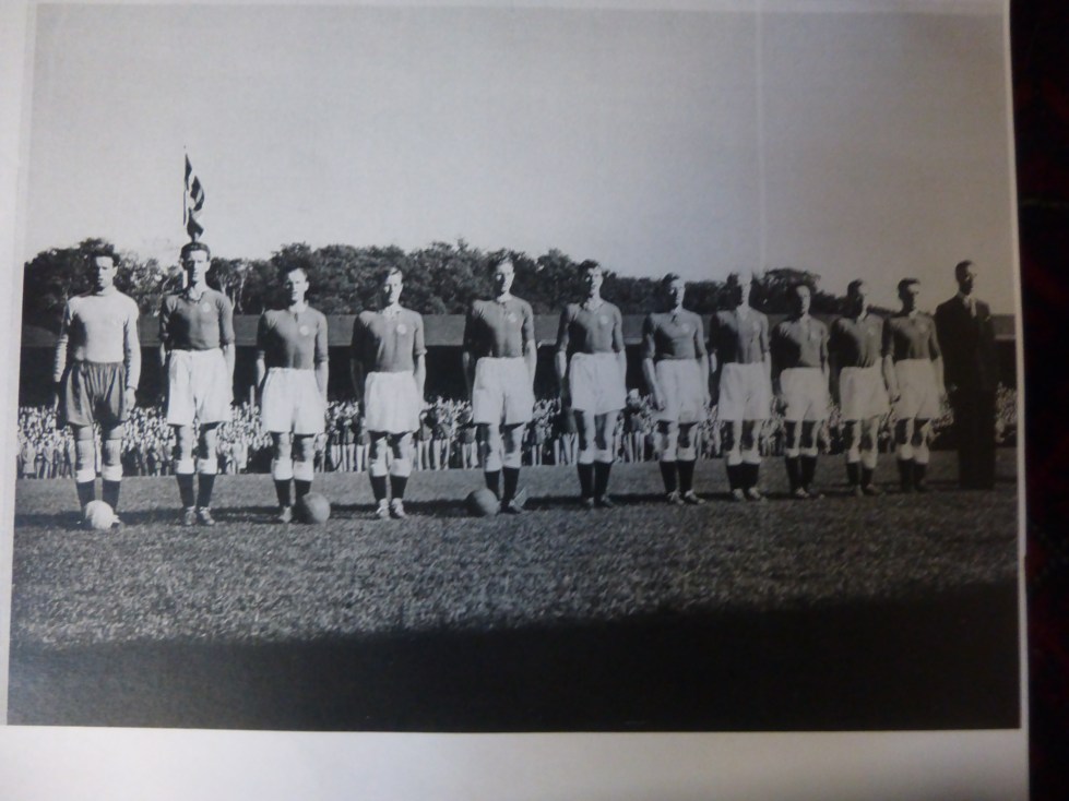 Det mye omtale lagbildet fra landskampen mellom Norge og Sverige i 1951. Nordbø helt til høyre.
