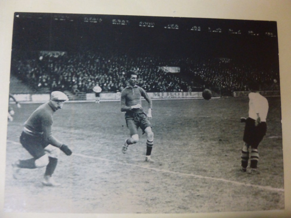 I aksjon for Club Francais. Nordbø i midten.