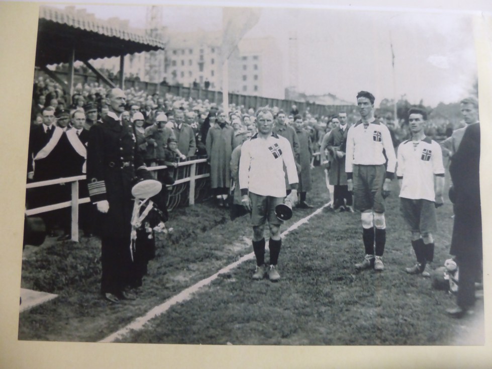 Fra venstre: Kong Haakon VII, Einar "Jeja" Gundersen, Thøger Nordbø og Sigurd Andersen.